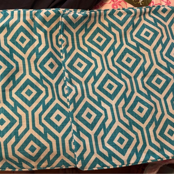 2 pillow case covers! Zip up!Geometric Patterned Fabric🩷 - Picture 3 of 4